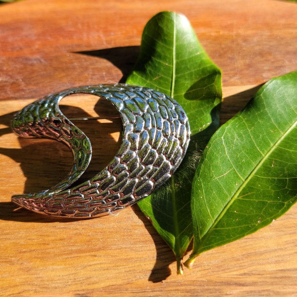 VINTAGE SIGNED M.JENT Silvertone Abstract Crescent Brooch